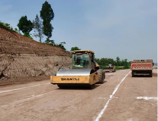 华南热作学院道路施工